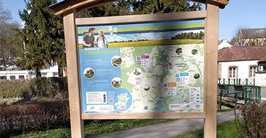 Panneau de randonnées à Donnemarie-Dontilly
